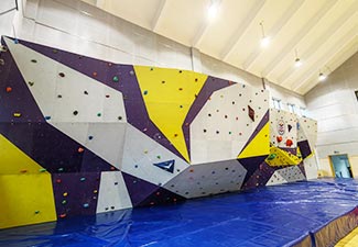 鄞江鎮中心小學室內攀巖墻實景 鄞江鎮中心小學室內攀巖墻實景